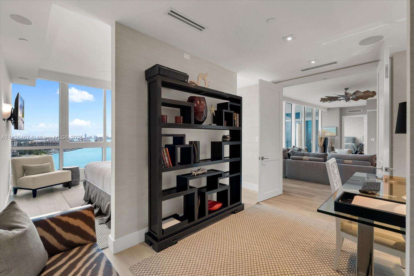 Continuum Unit #1502 | Picture 16