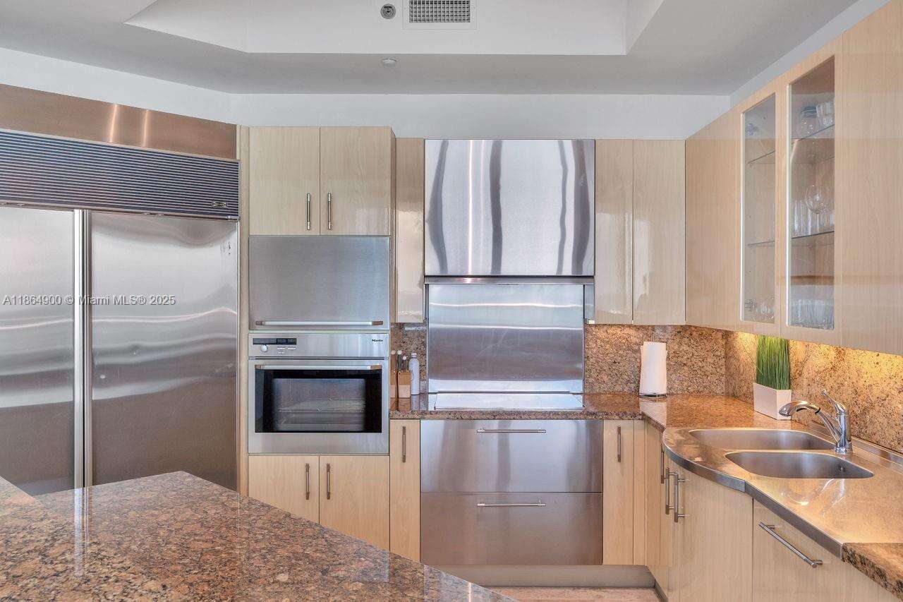 Continuum Unit #2208 | Picture 10