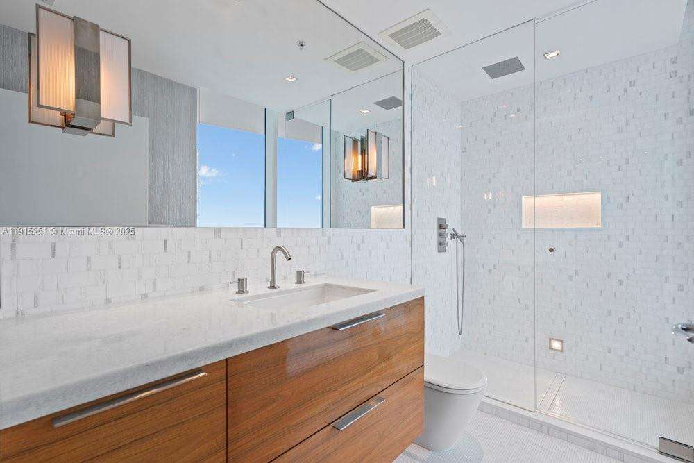 Continuum Unit #2703 | Picture 21