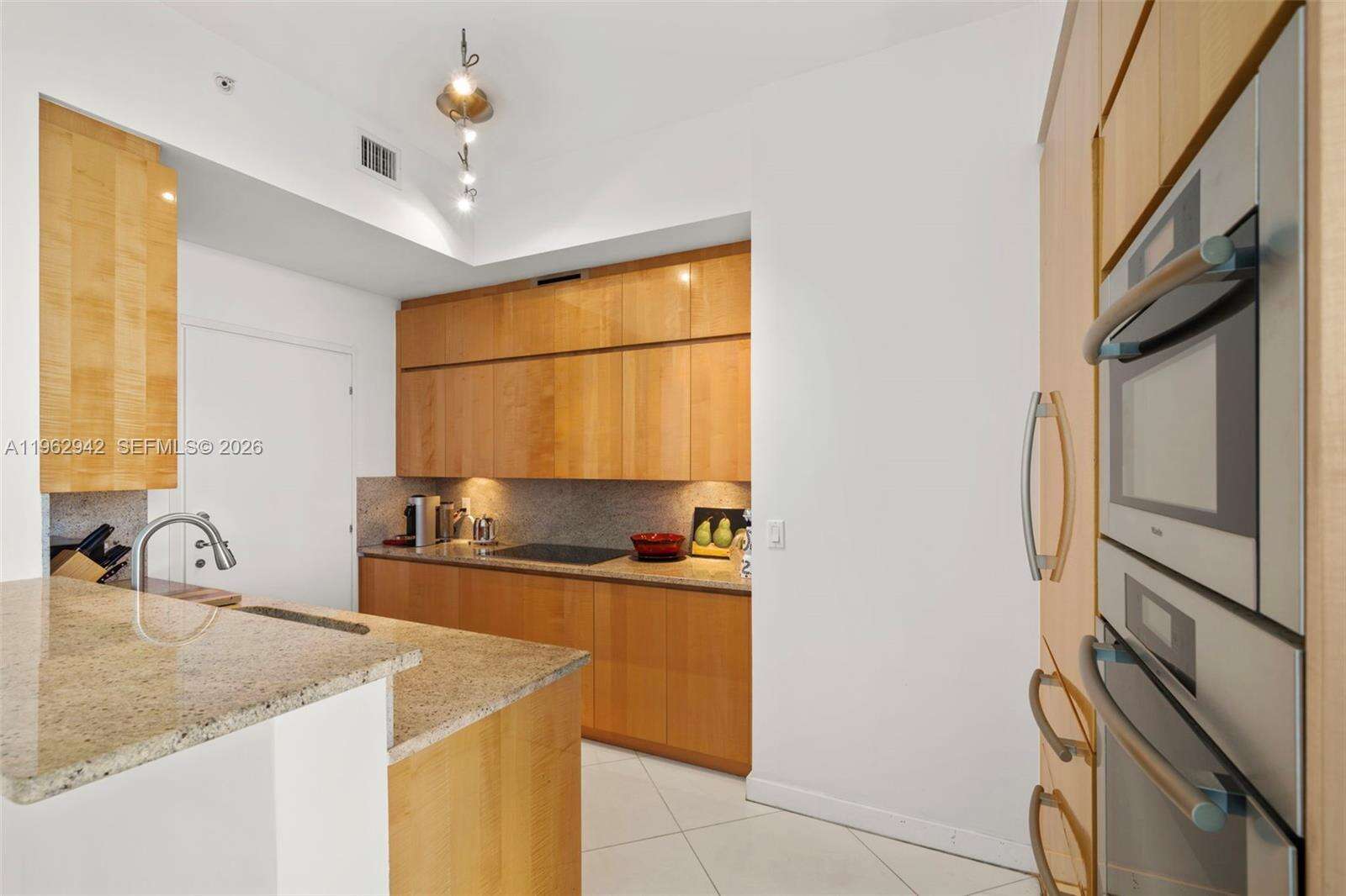 Continuum Unit #1704 | Picture 18