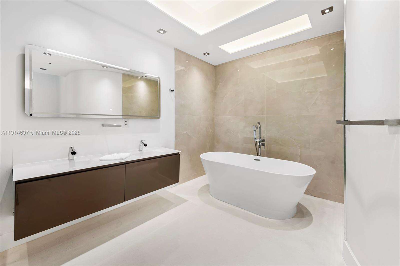 Continuum Unit #2306 | Picture 14