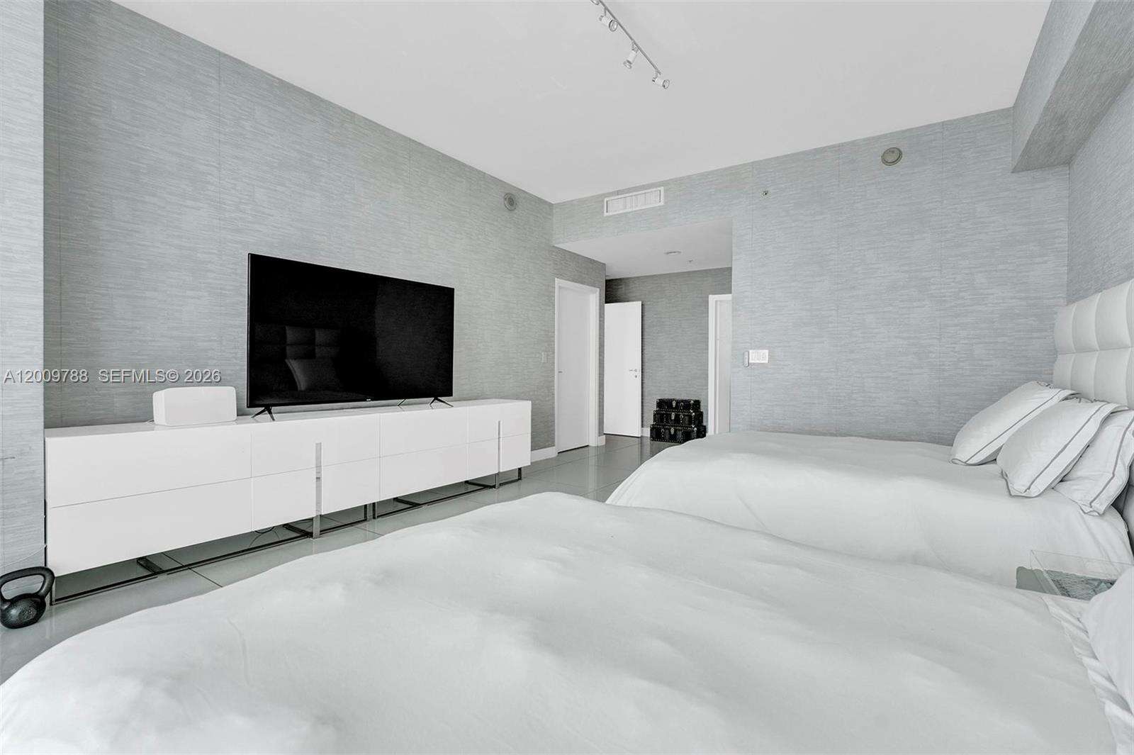 Continuum Unit #2102 | Picture 26