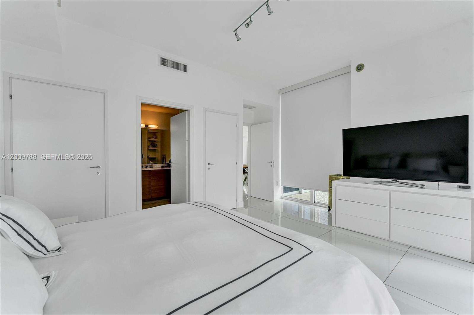 Continuum Unit #2102 | Picture 35